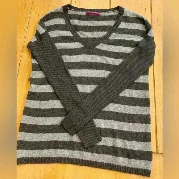 Wool Blend Gray Striped  Sweater petite - Picture 2 of 10